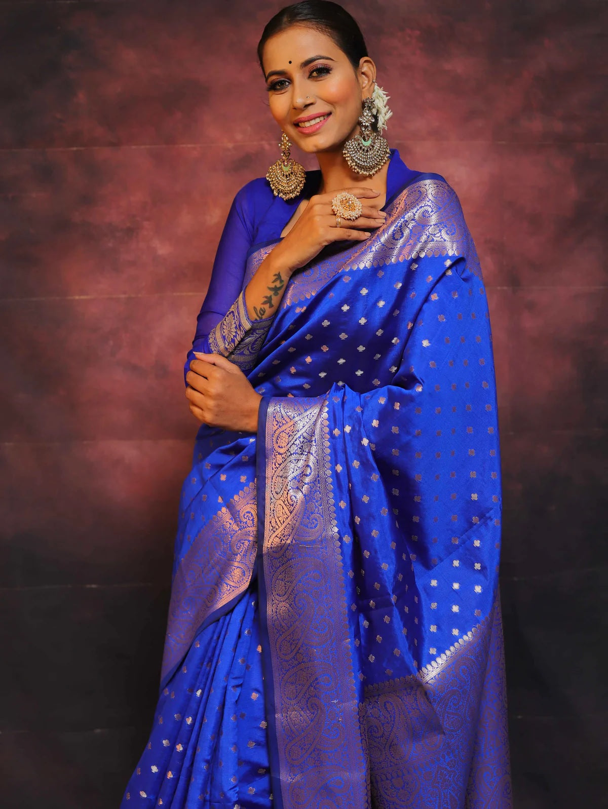 ROYAL BLUE PURE SOFT SILK SAREE WITH ENGROSSING BLOUSE PIECE