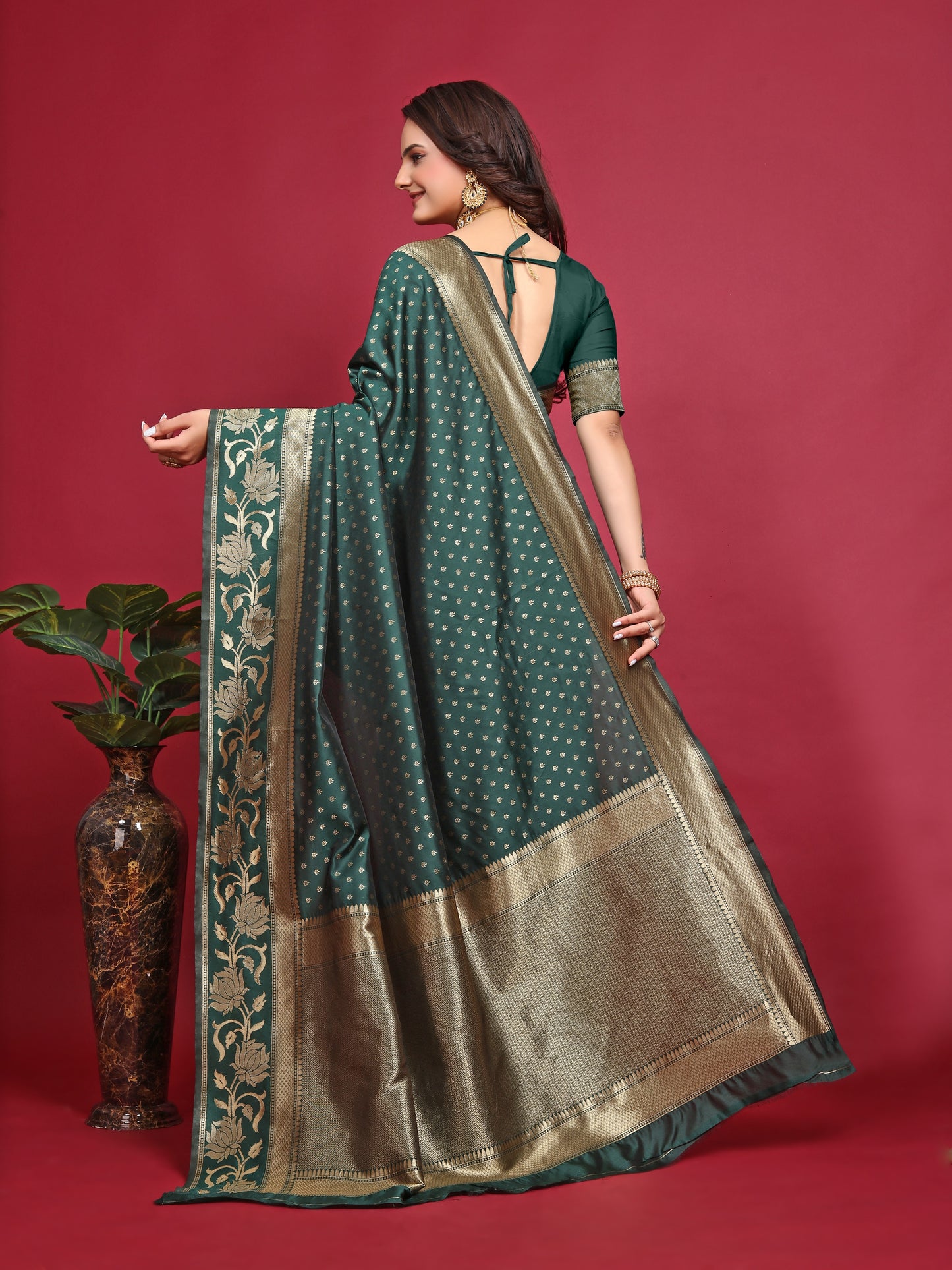 Green Pure Soft Silk Saree With Engrossing Blouse Piece