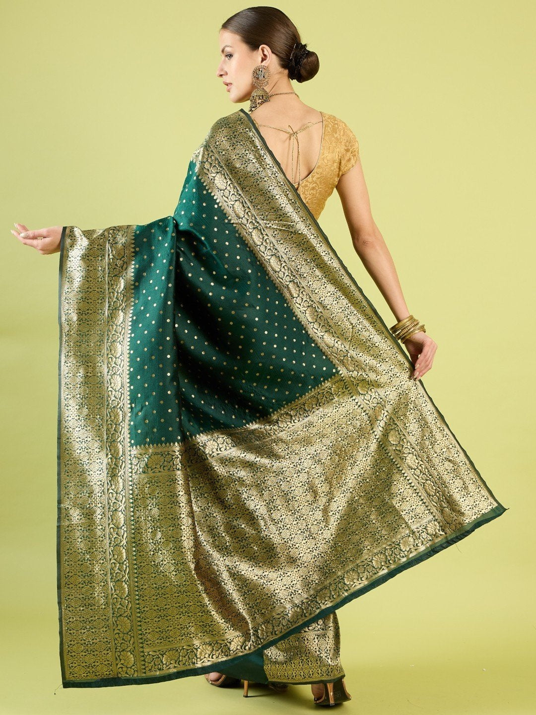 Green Pure Soft Silk Saree With Engrossing Blouse Piece