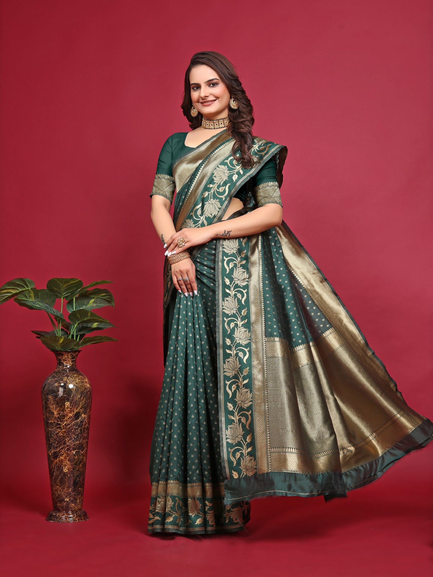 Green Pure Soft Silk Saree With Engrossing Blouse Piece