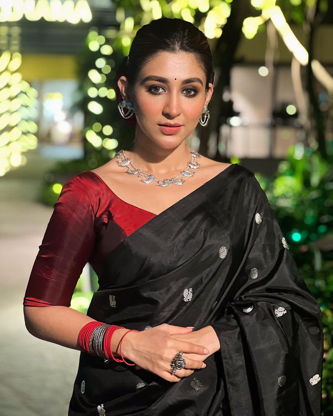 Black Red Pure Soft Silk Saree With Engrossing Blouse Piece