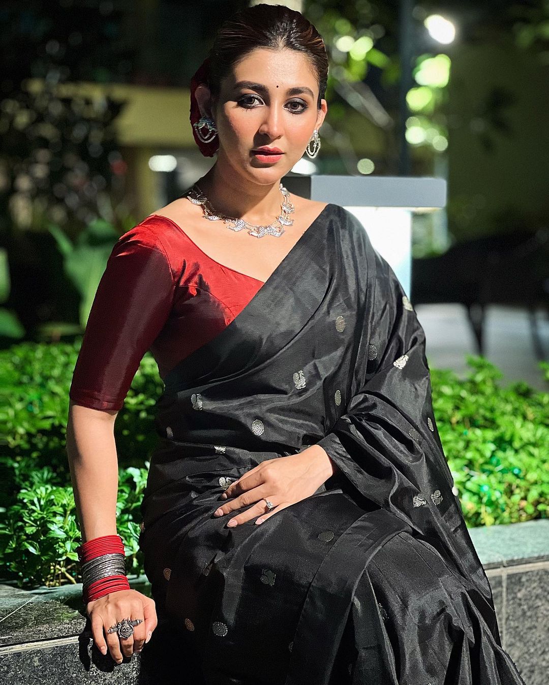 Black Red Pure Soft Silk Saree With Engrossing Blouse Piece