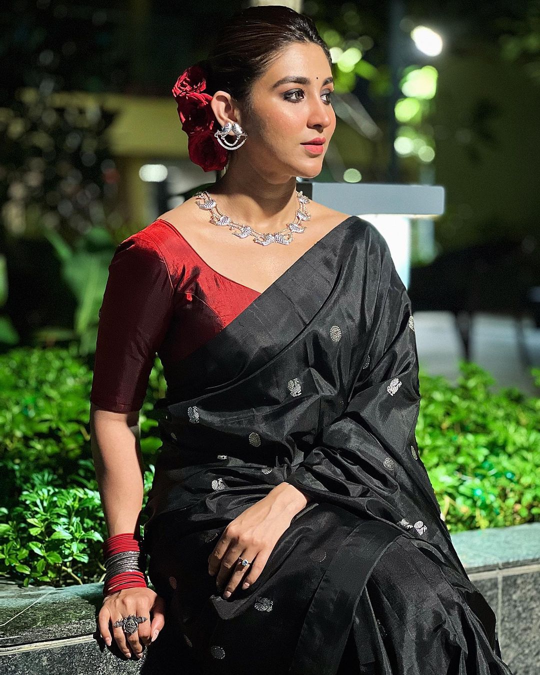 Black Red Pure Soft Silk Saree With Engrossing Blouse Piece