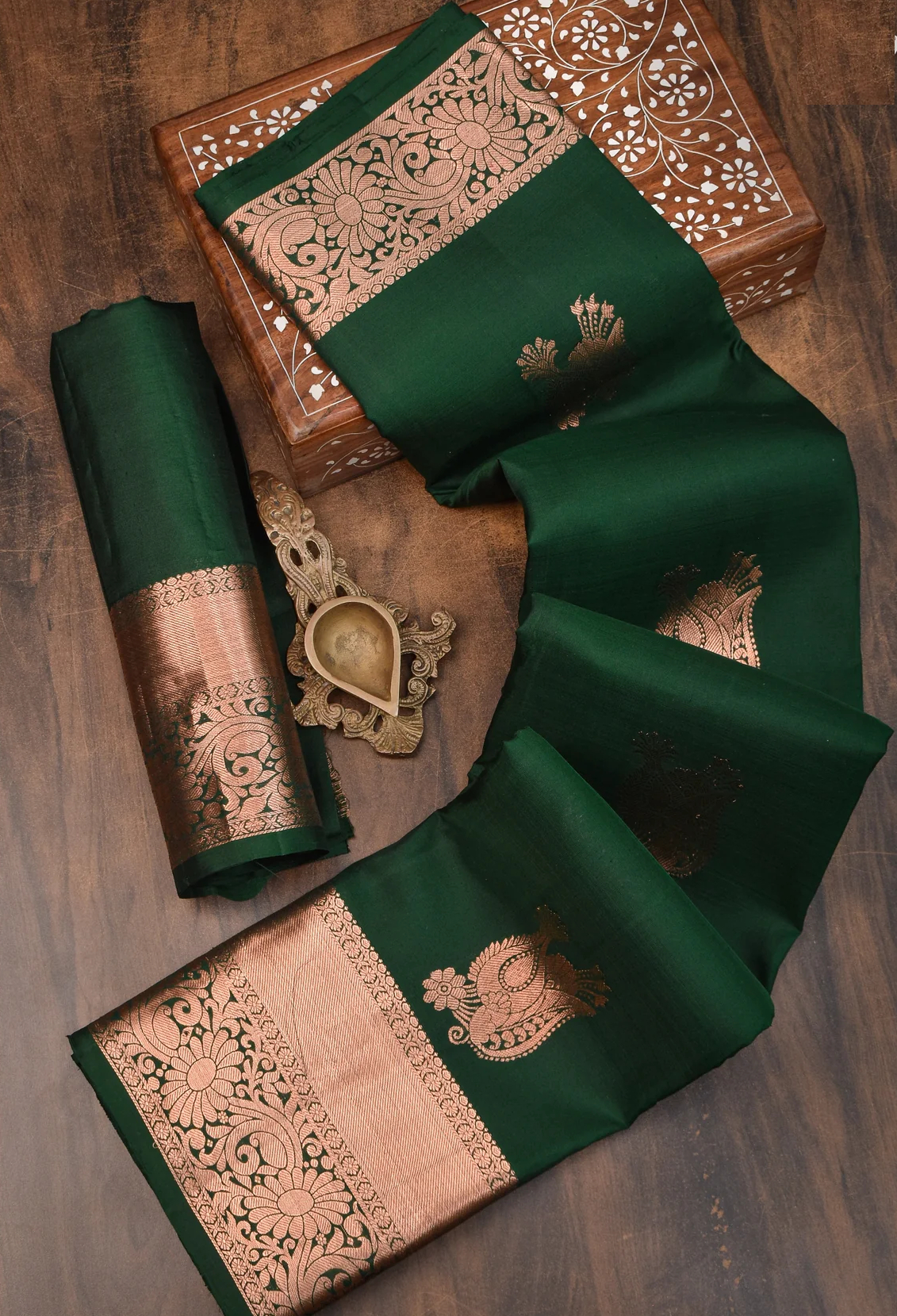 Green Pure Soft Silk Saree With Engrossing Blouse Piece (Copy)