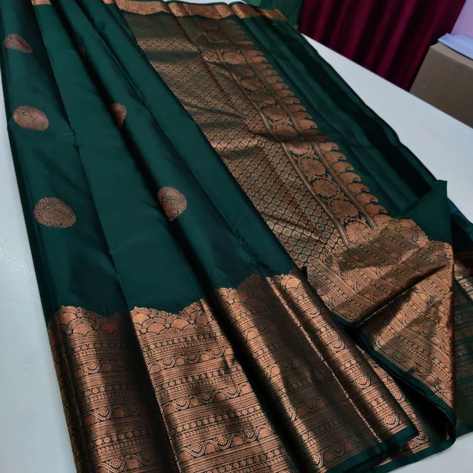 Green Pure Soft Silk Saree With Engrossing Blouse Piece