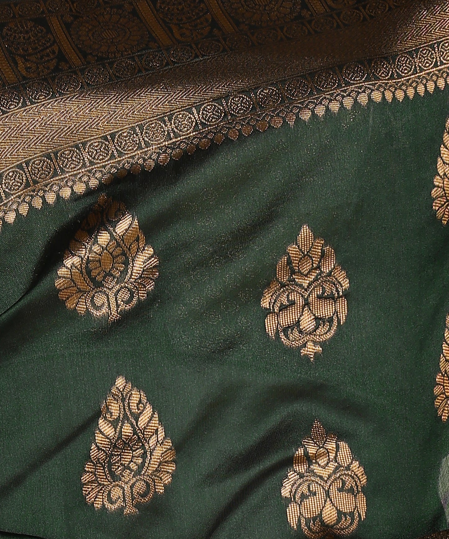 Green Pure Soft Silk Saree With Engrossing Blouse Piece