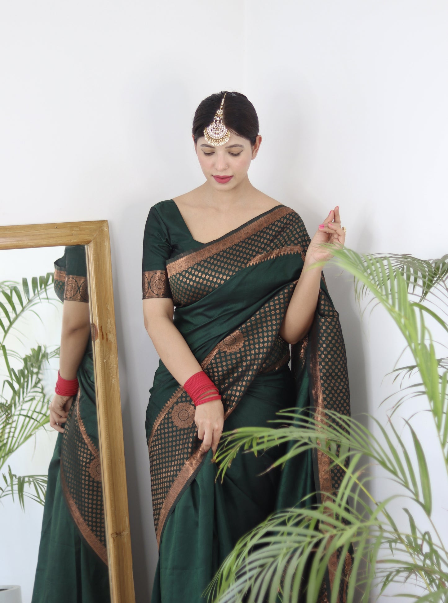 Green Pure Soft Silk Saree With Engrossing Blouse Piece