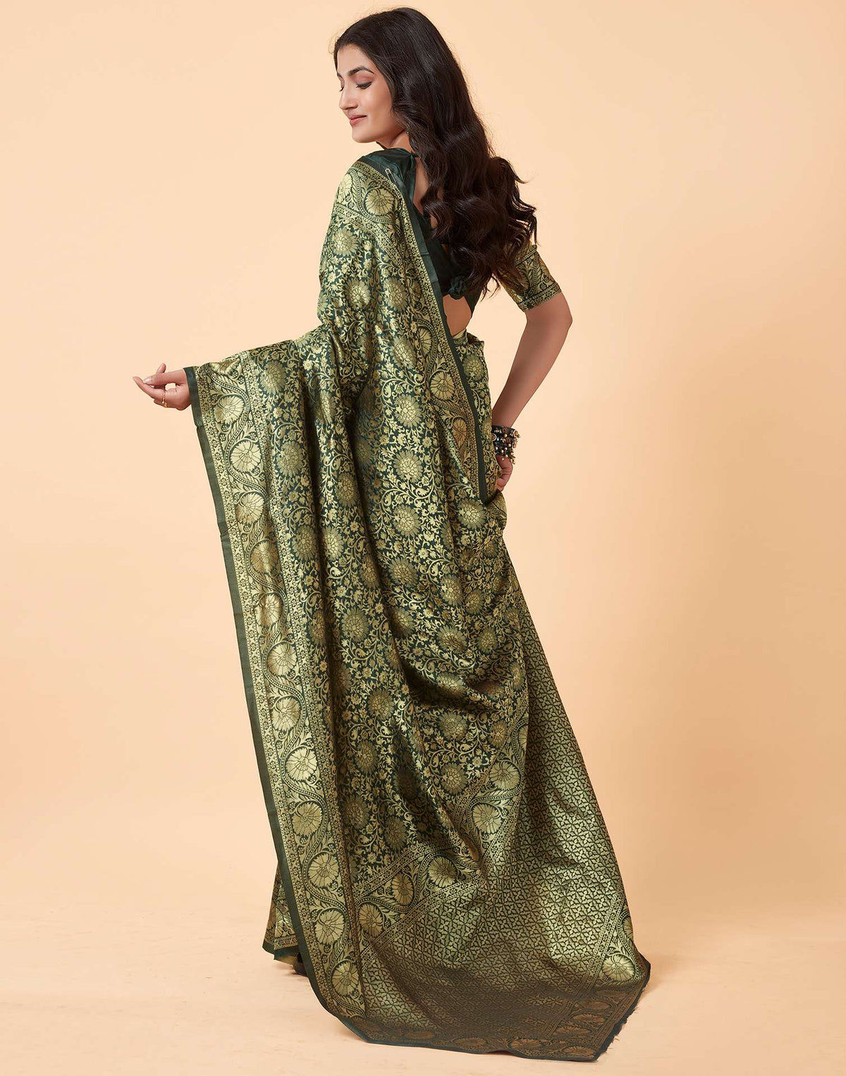 Green Pure Soft Silk Saree With Engrossing Blouse Piece