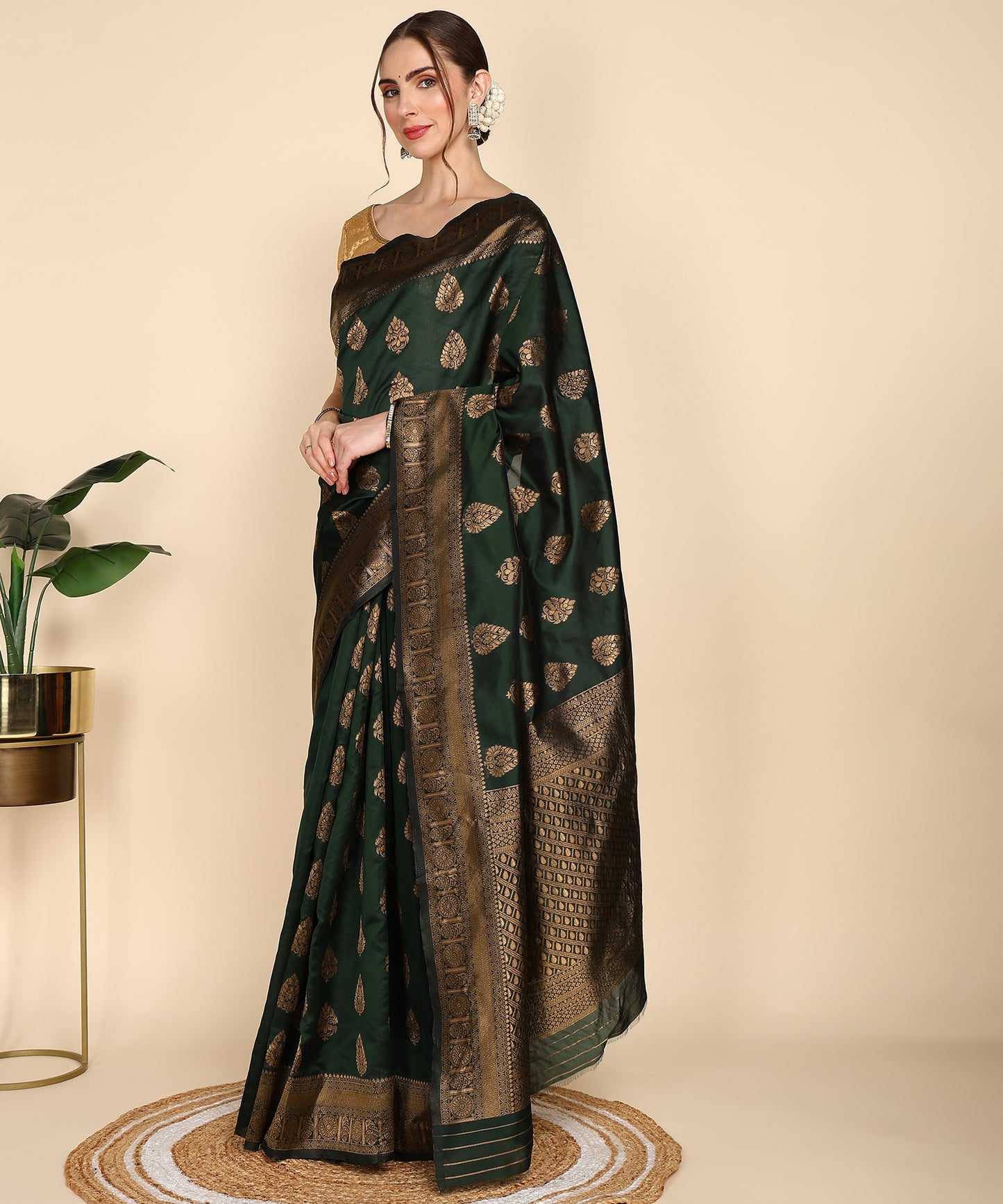 Green Pure Soft Silk Saree With Engrossing Blouse Piece