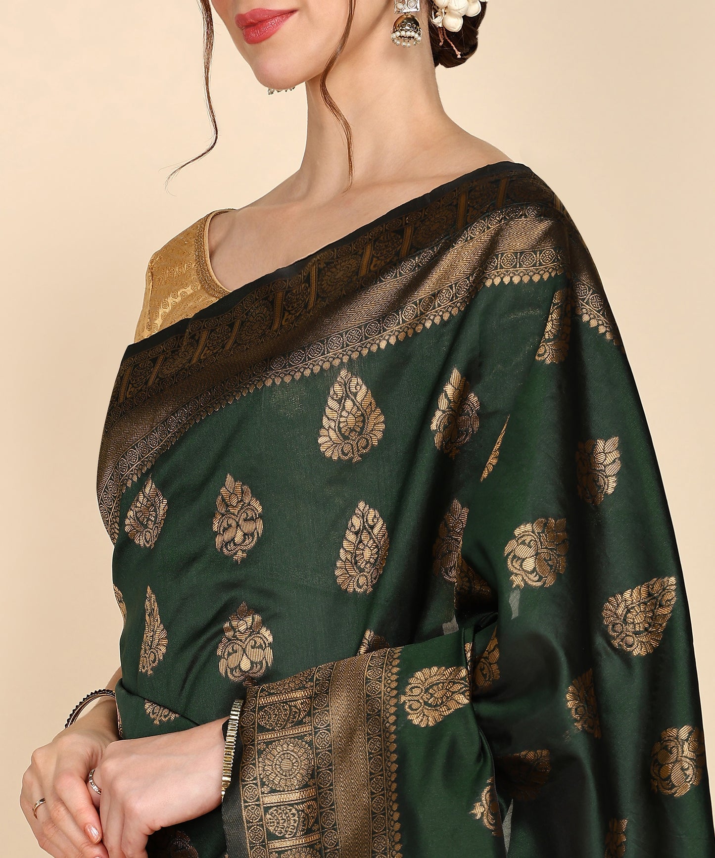 Green Pure Soft Silk Saree With Engrossing Blouse Piece