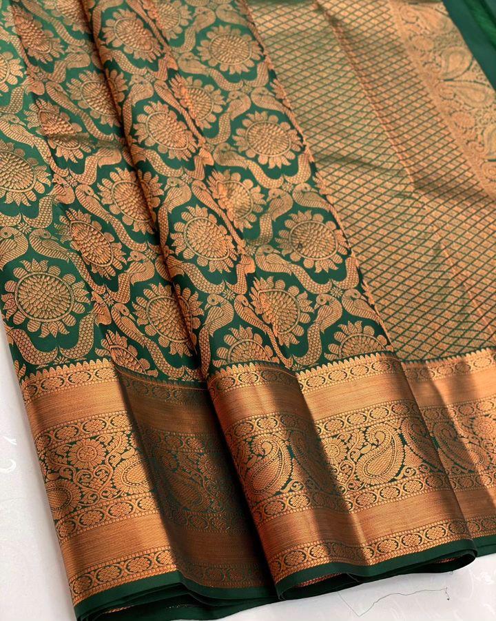 Green Pure Soft Silk Saree With Engrossing Blouse Piece