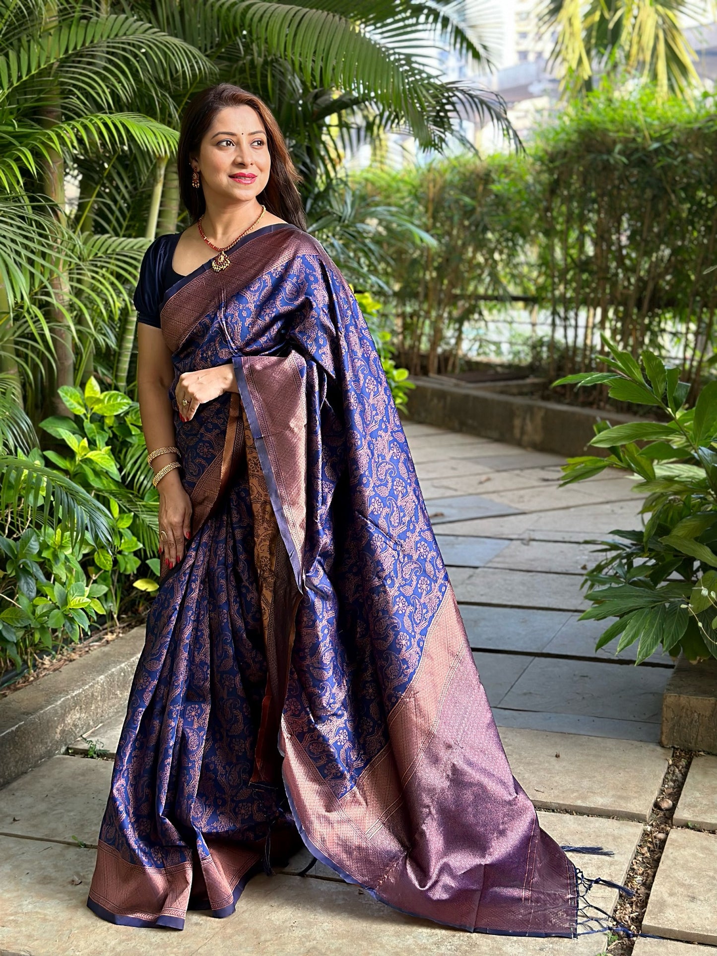 Phenomenal Navy Blue Soft Silk Saree With Imbrication Blouse Piece