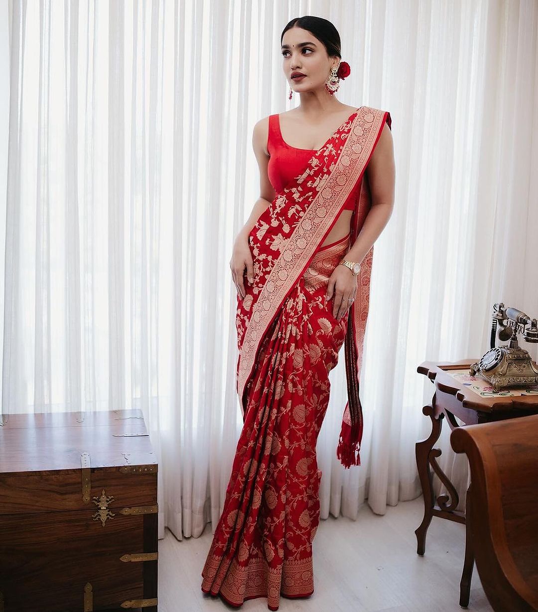 Red Pure Soft Silk Saree With Engrossing Blouse Piece