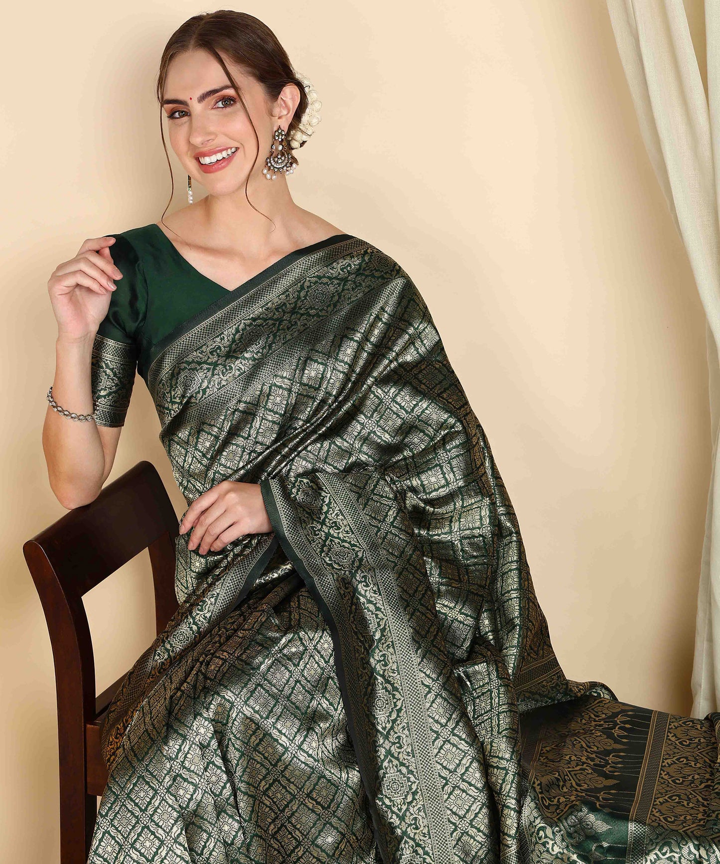 Green Pure Soft Silk Saree With Engrossing Blouse Piece