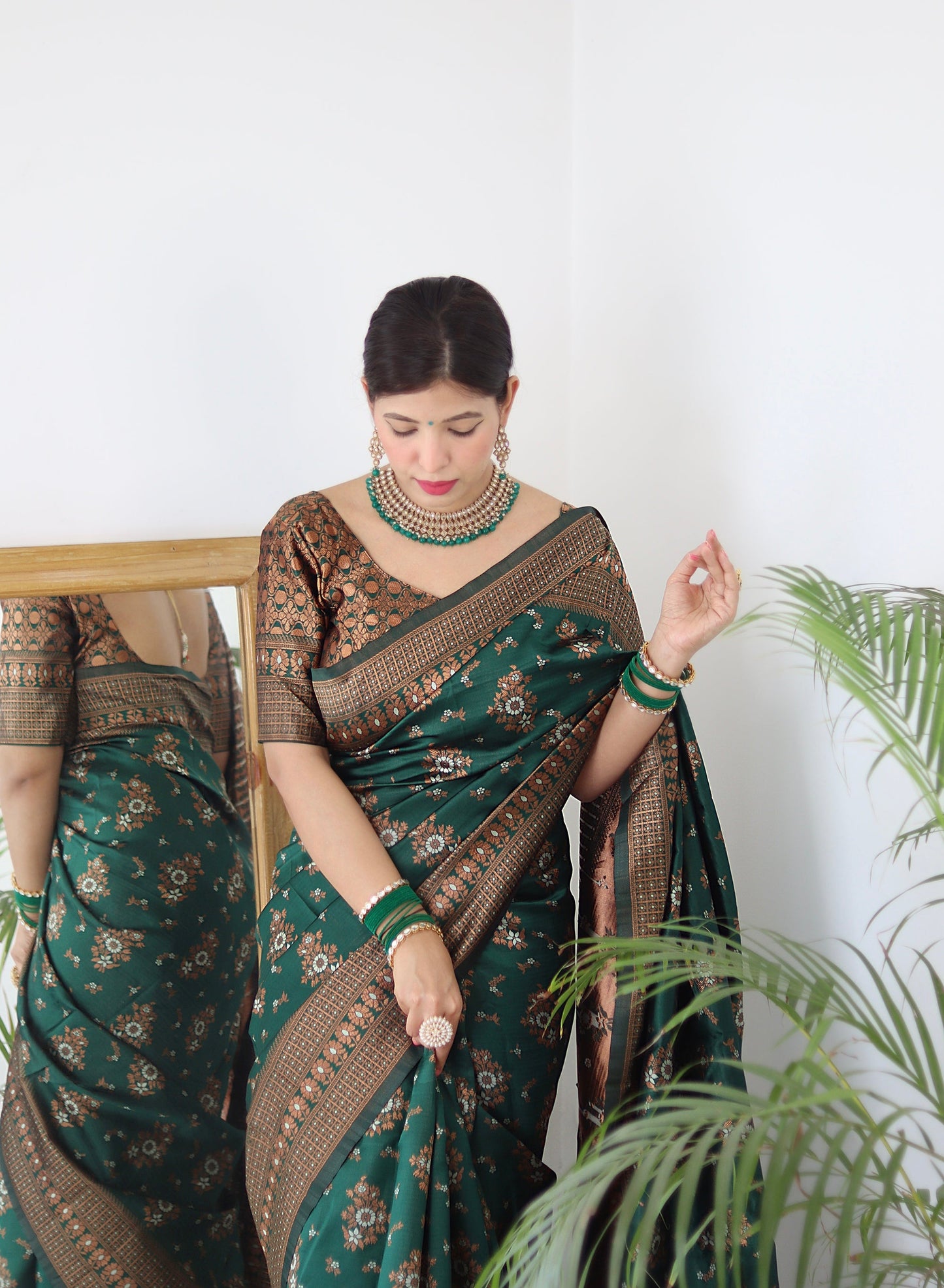 Green Pure Soft Silk Saree With Twirling Blouse Piece