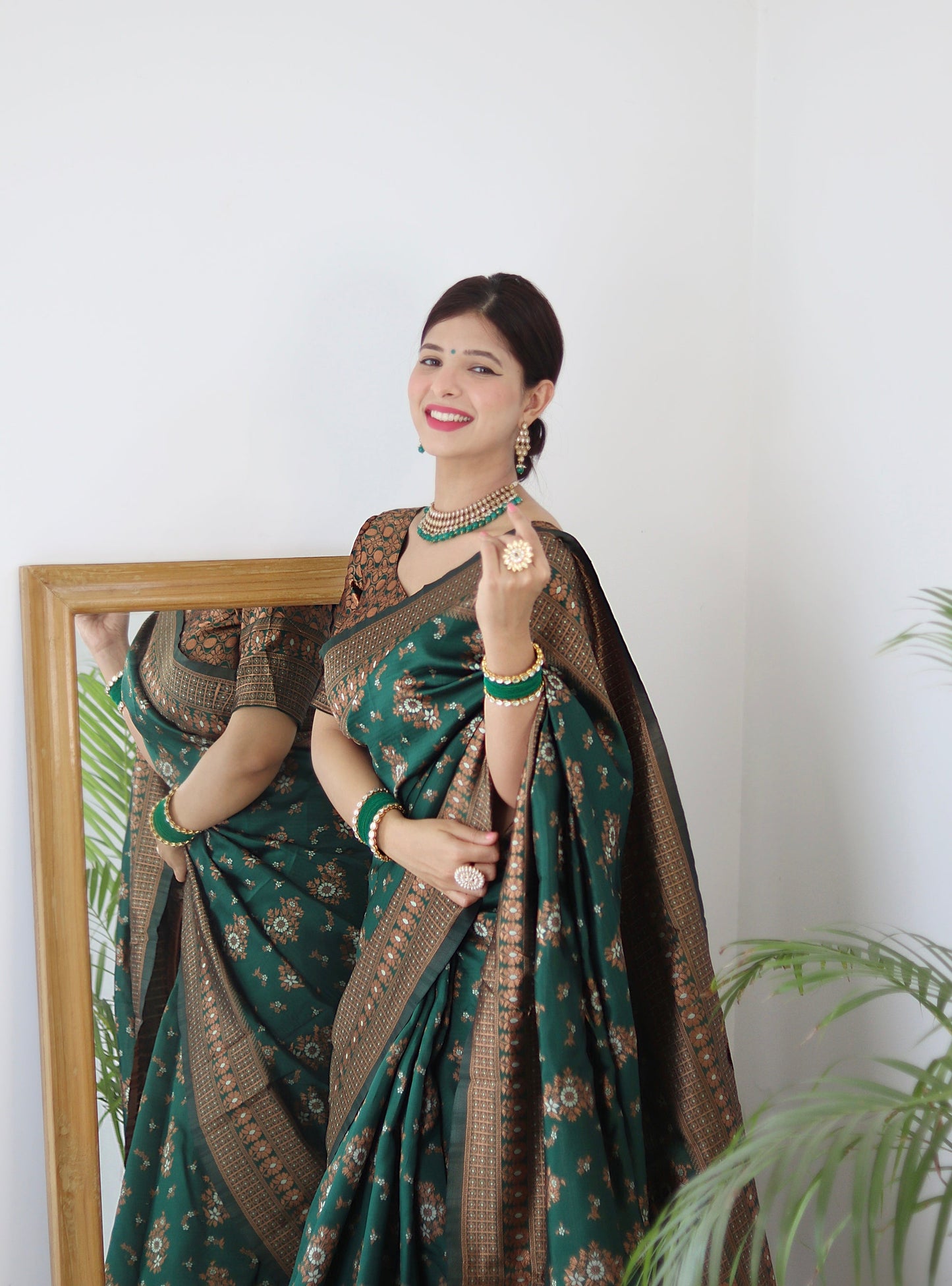 Green Pure Soft Silk Saree With Twirling Blouse Piece