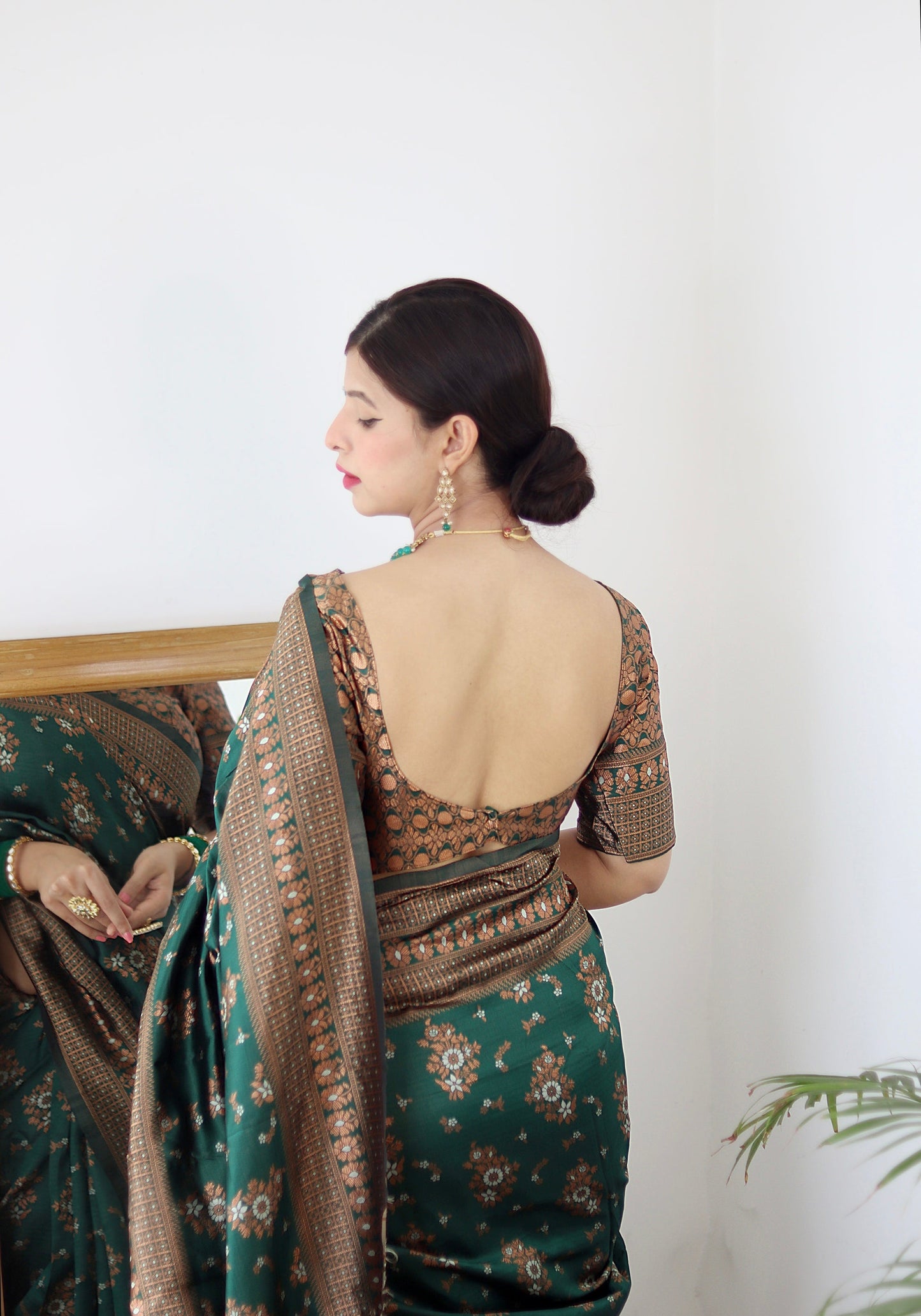 Green Pure Soft Silk Saree With Twirling Blouse Piece