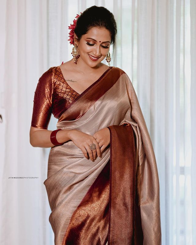 Symmetrical Grey Pure Soft Silk Saree With Engrossing Blouse Piece