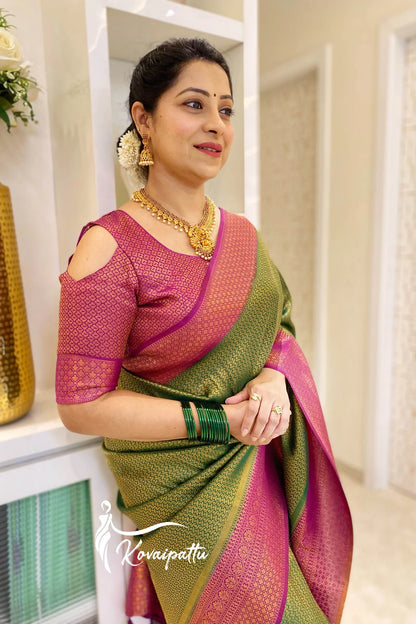 Snazzy Dark Green & Magenta Soft Silk Saree With Confounding Blouse Piece