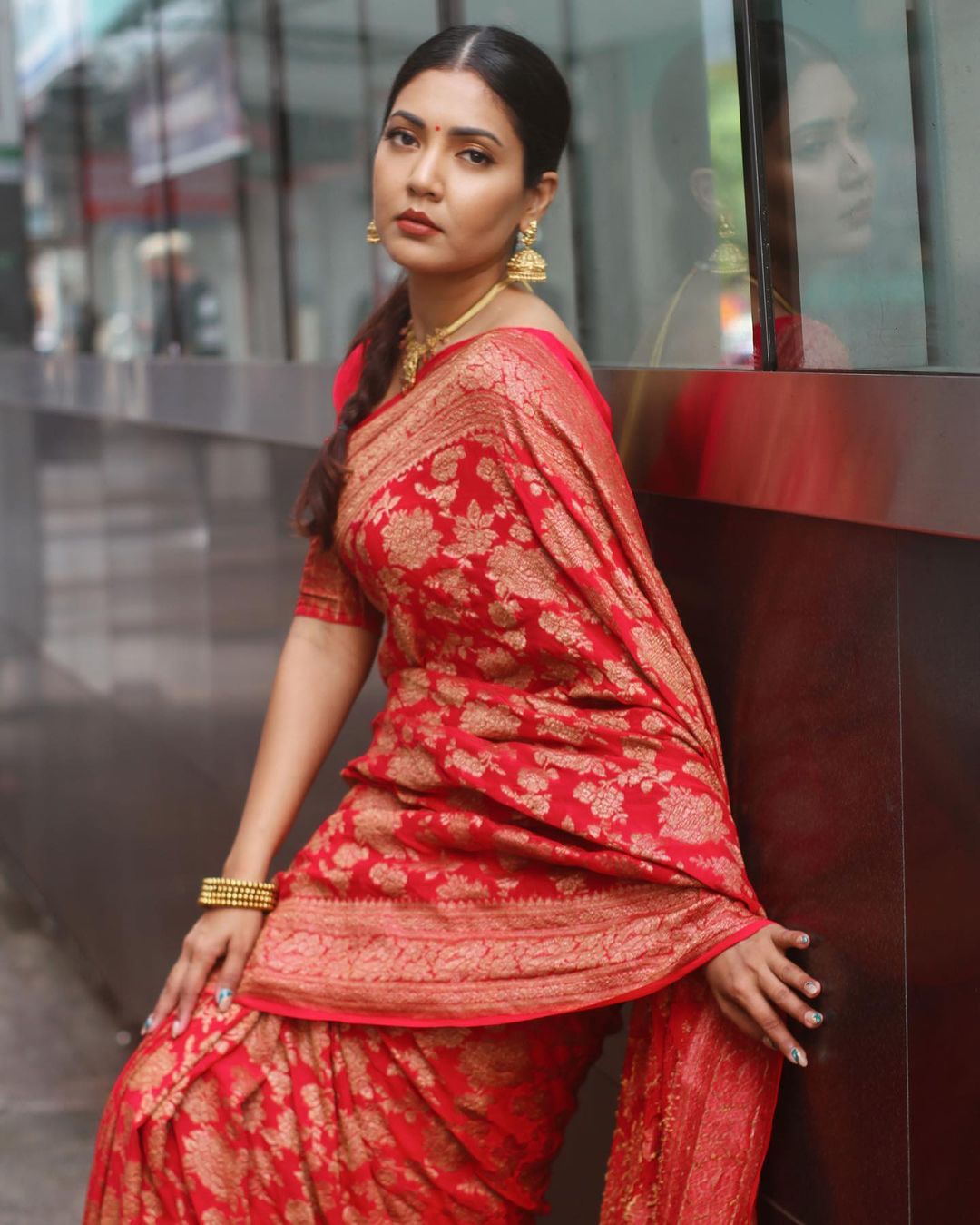 Quintessential Red Pure Soft Banarasi Silk Saree With Magnific Blouse Piece