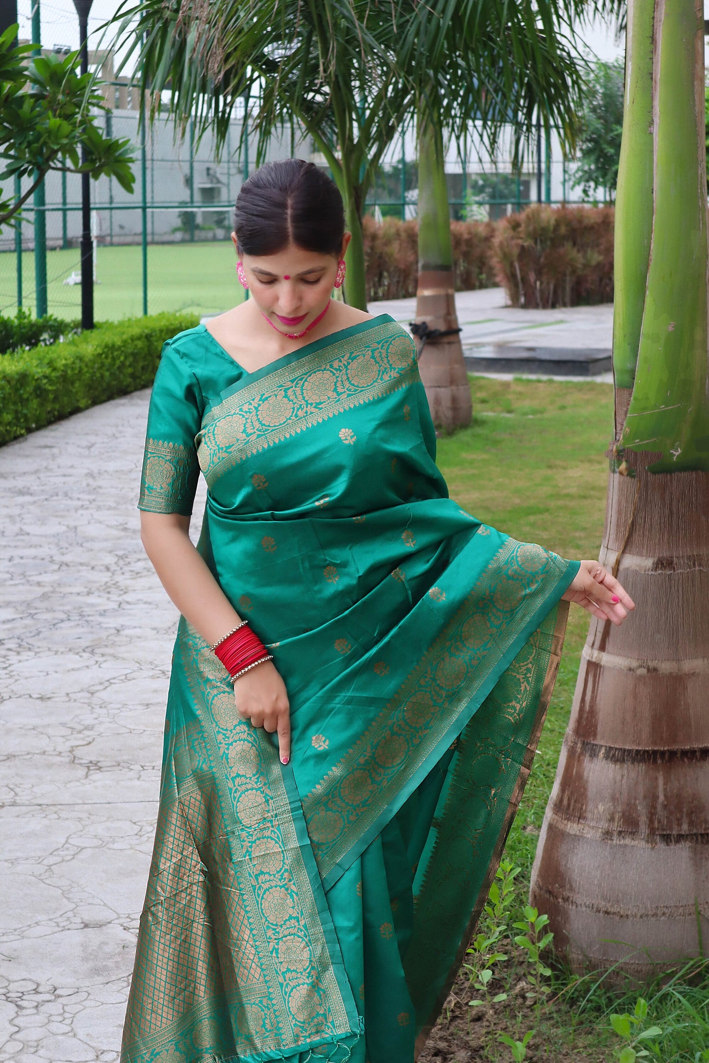 Green Pure Soft Silk Saree With Magnific Blouse Piece