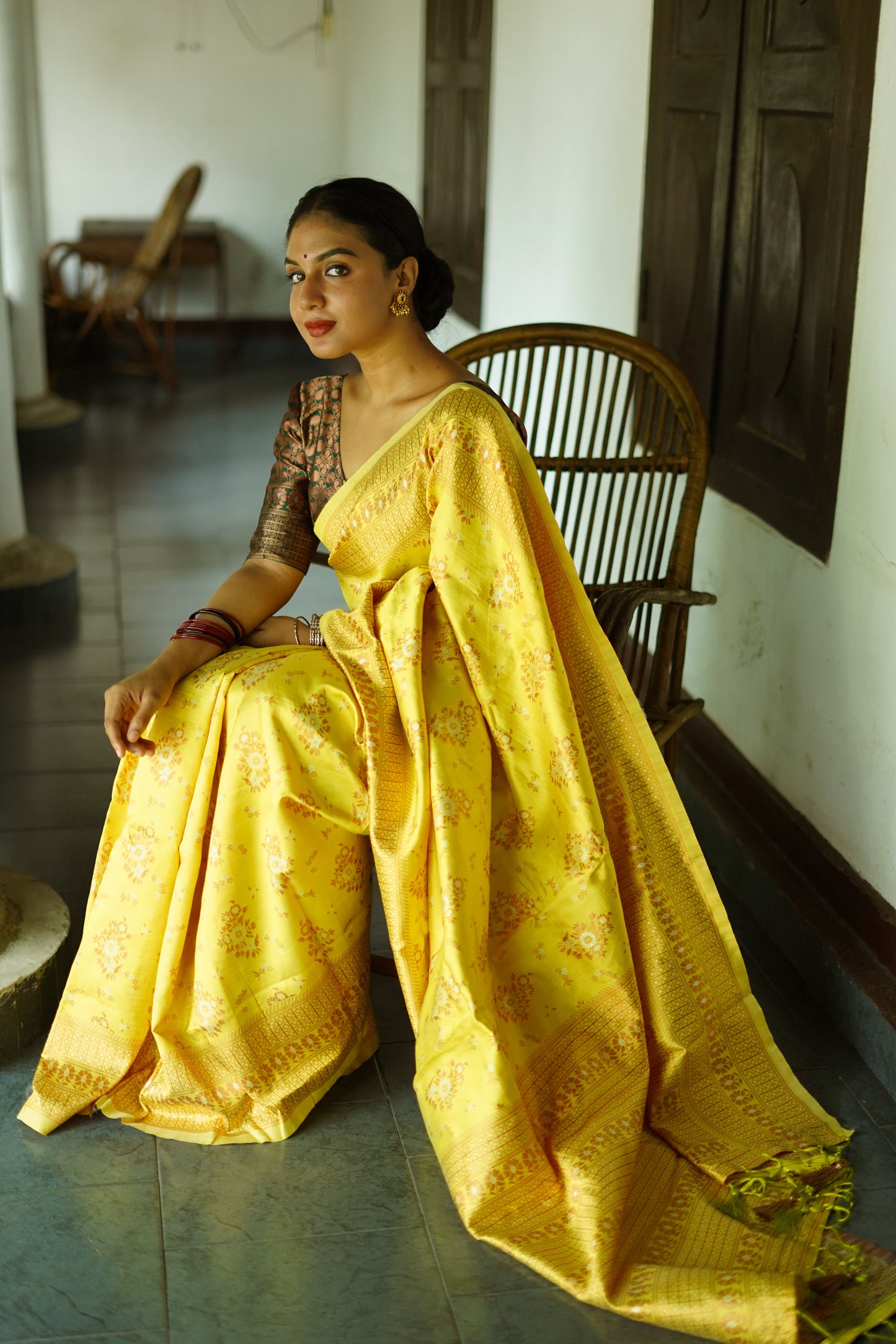 Lemon Yellow Pure Soft Silk Saree With Twirling Blouse Piece