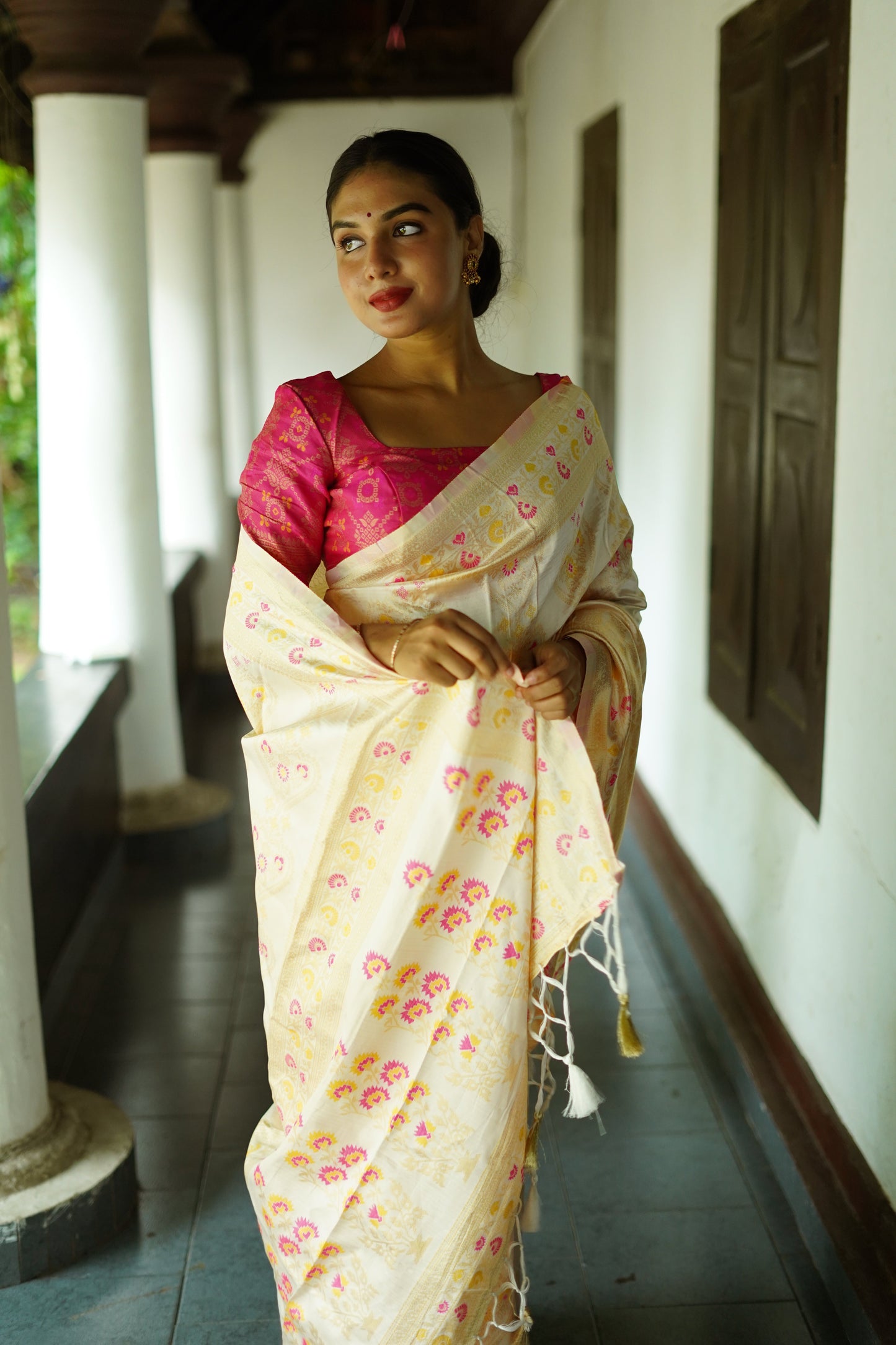 White Pure Soft Silk Saree With Twirling Blouse Piece