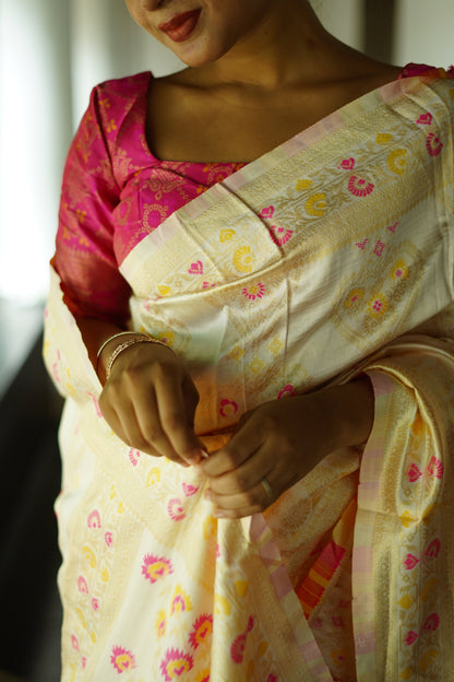 White Pure Soft Silk Saree With Twirling Blouse Piece