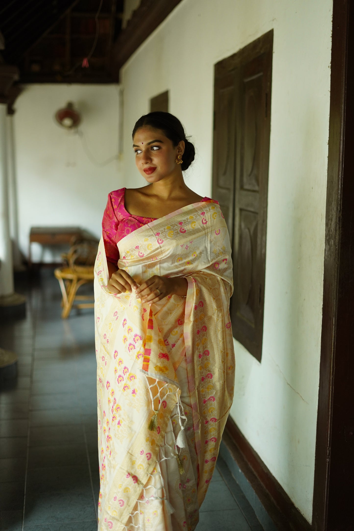 White Pure Soft Silk Saree With Twirling Blouse Piece