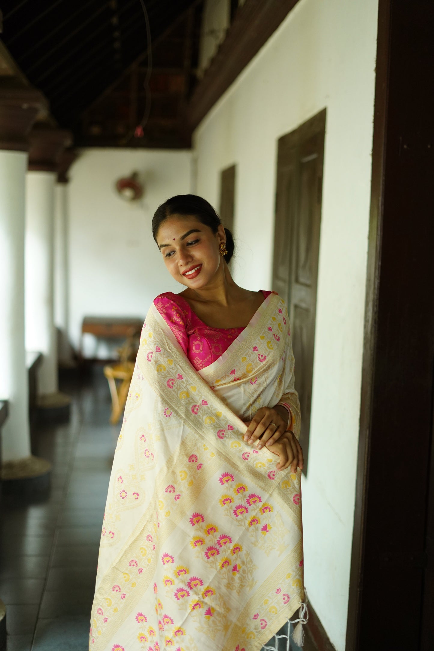 White Pure Soft Silk Saree With Twirling Blouse Piece