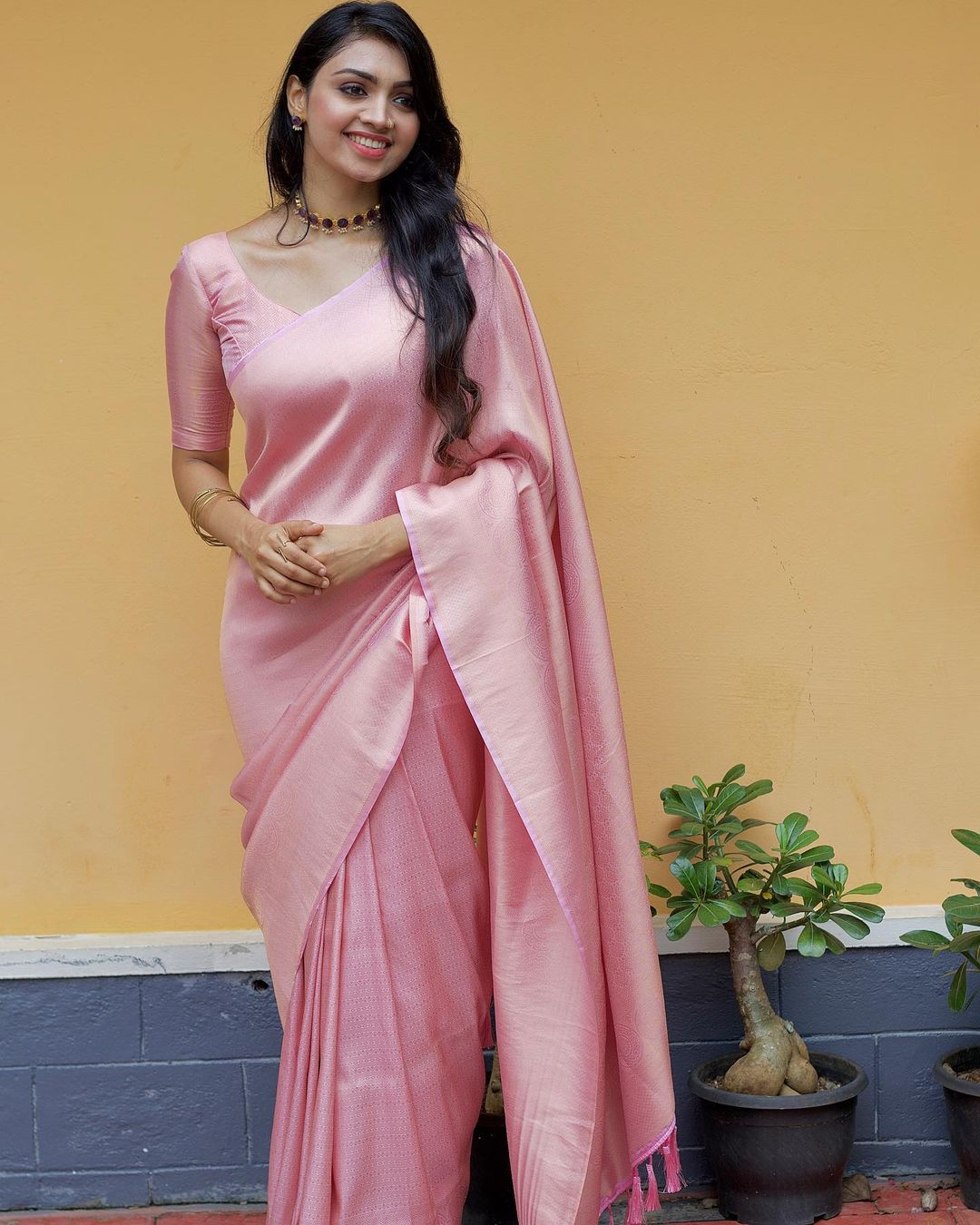 Symmetrical Peach Pure Soft Silk Saree With Engrossing Blouse Piece