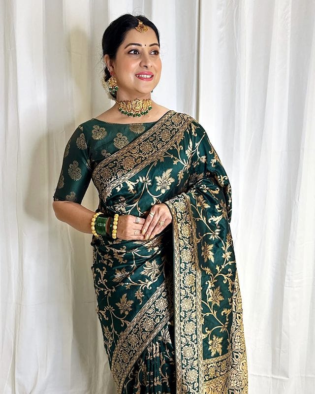 Green Pure Soft Silk Saree With Twirling Blouse Piece