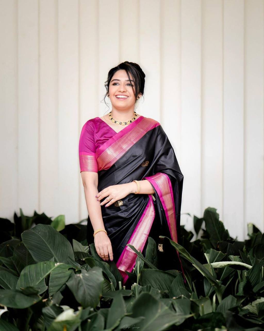 Black & Pink Pure Soft Silk Saree With Engrossing Blouse Piece