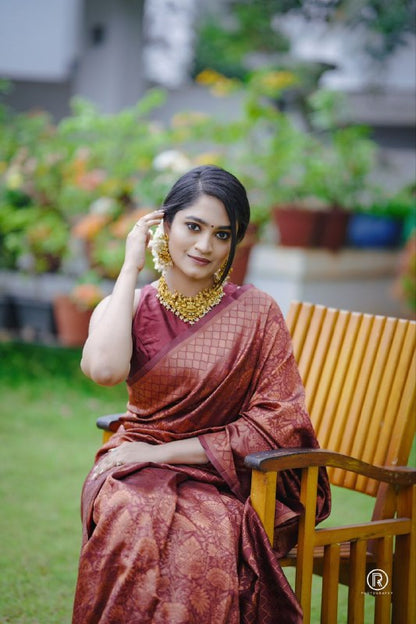 Snazzy Maroon Pure Soft Silk Saree With Confounding Blouse Piece